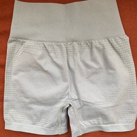 Gymshark Vital Seamless 2.0 Shorts in Light Grey Marl (size S) - Picture 7 of 8
